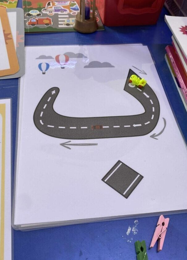 The creative teacher بطاقات السير على الحروف العربية